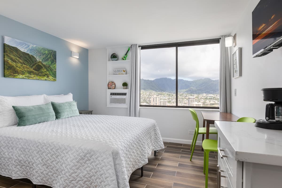 Condo in Honolulu · ★4.8 · Studio · 1 bed · 1 shared bath - Photo 2