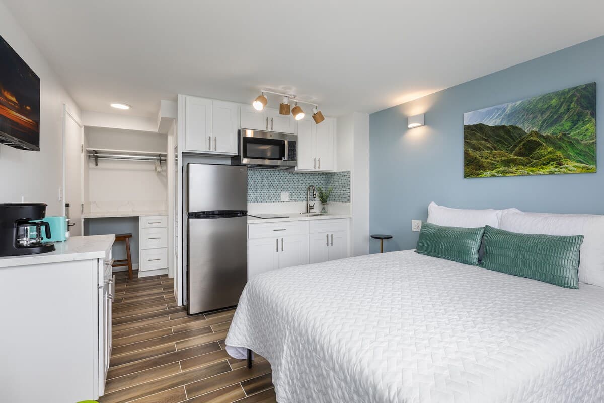 Condo in Honolulu · ★4.8 · Studio · 1 bed · 1 shared bath - Photo 4