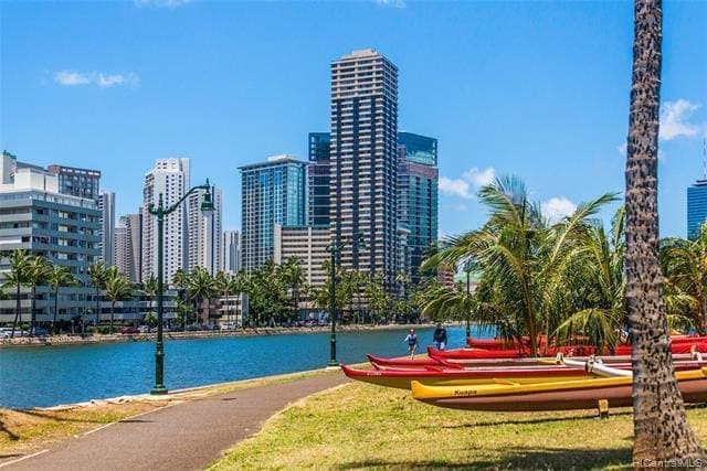Condo in Honolulu · ★4.8 · Studio · 1 bed · 1 shared bath - Photo 1