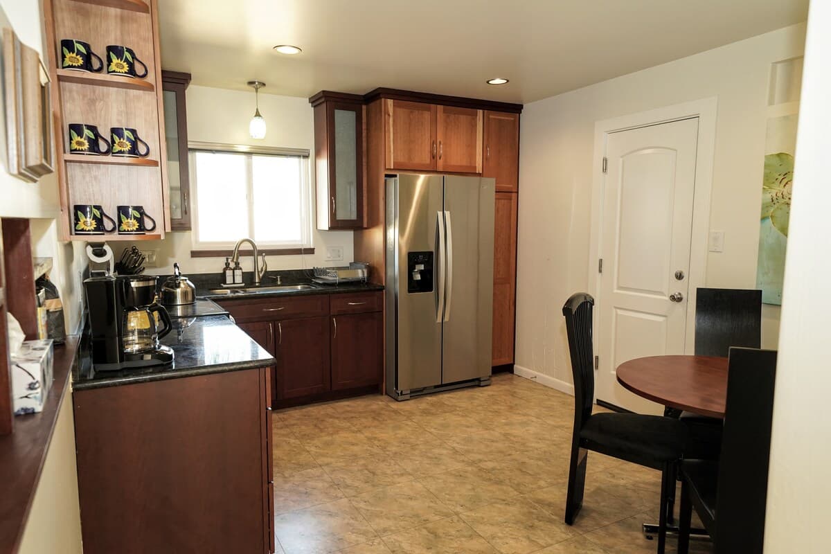 Spacious Family Home Near Silicon Valley - Photo 3
