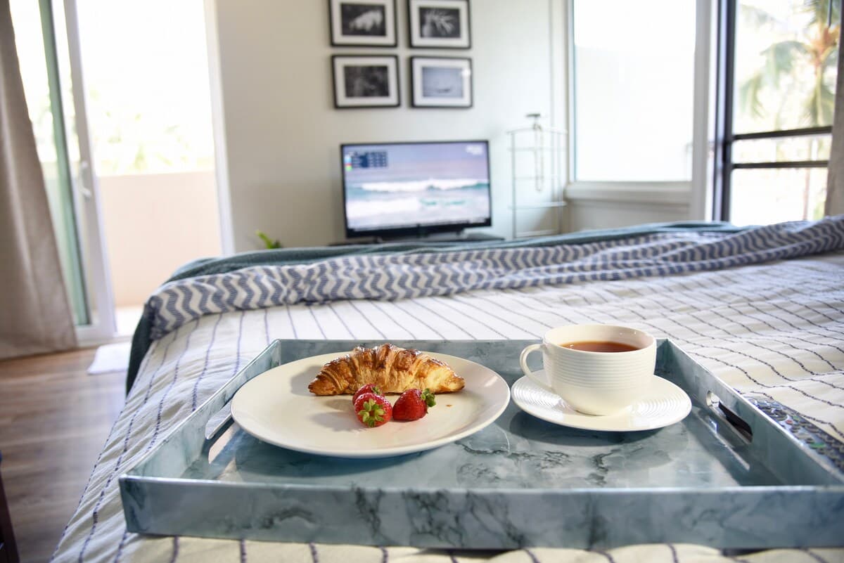 Condo in Honolulu · ★4.94 · 1 bedroom · 2 beds · 1 shared bath - Photo 4