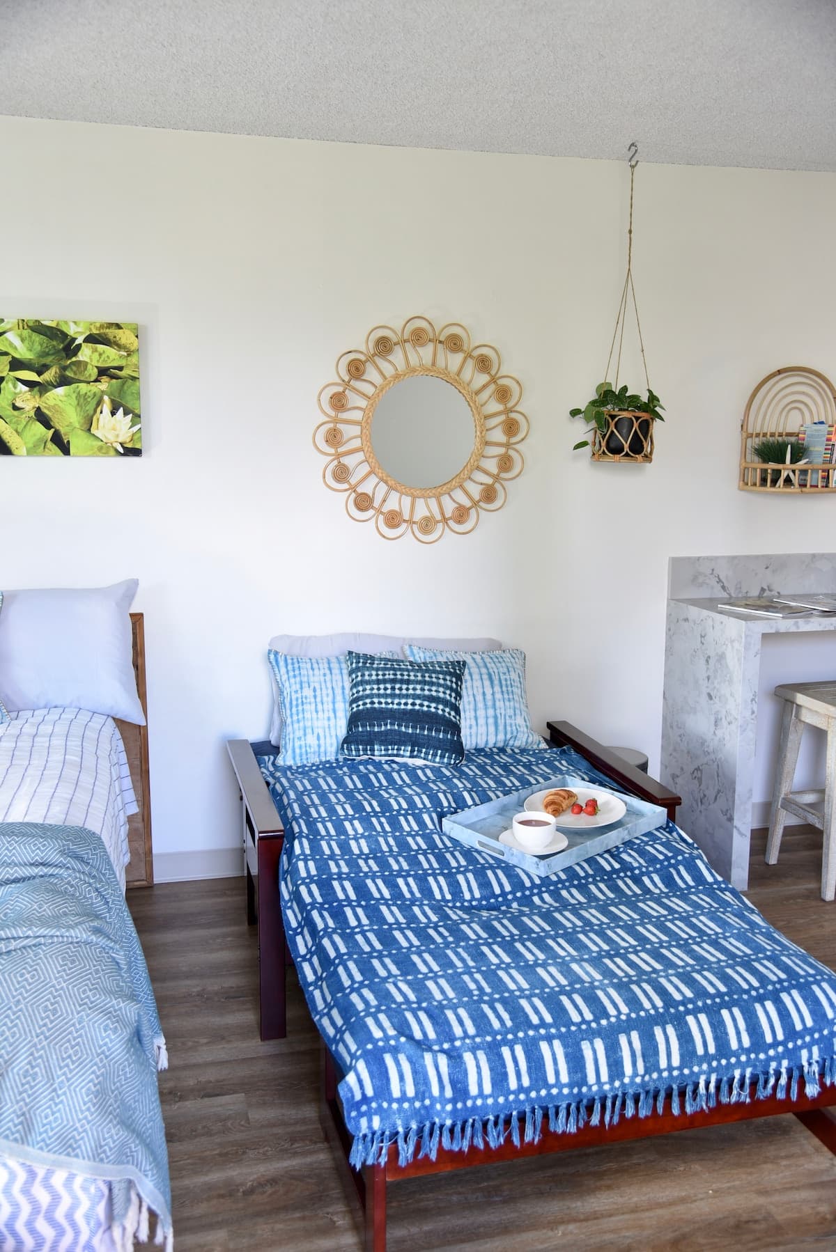 Condo in Honolulu · ★4.94 · 1 bedroom · 2 beds · 1 shared bath - Photo 5