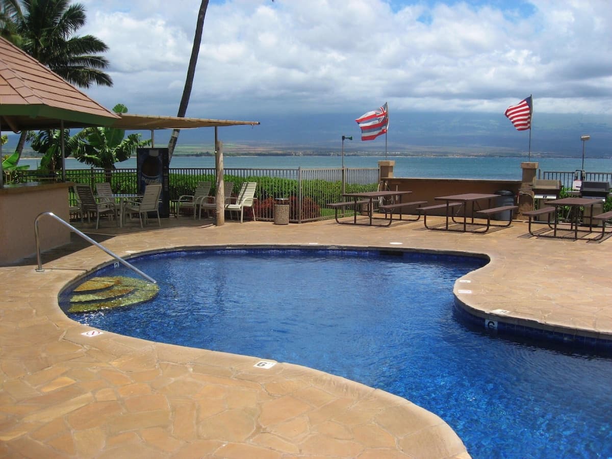 Condo in Wailuku · ★4.8 · 2 bedrooms · 2 beds · 2 private baths - Photo 4