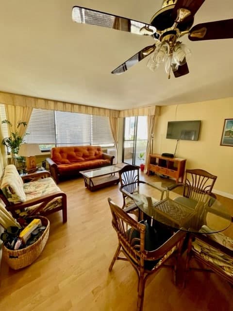Condo in Honolulu · ★4.7 · 2 bedrooms · 2 beds · 2 private baths - Photo 3