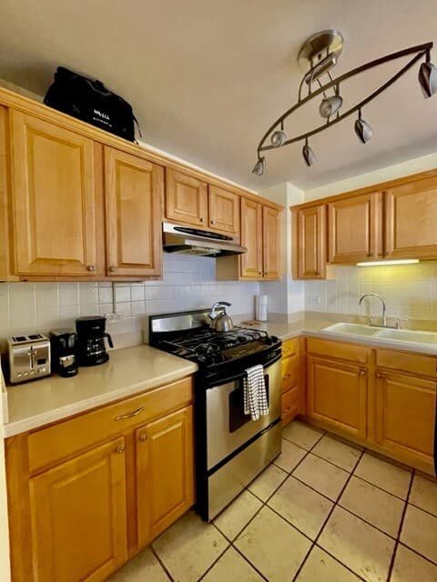 Condo in Honolulu · ★4.7 · 2 bedrooms · 2 beds · 2 private baths - Photo 4