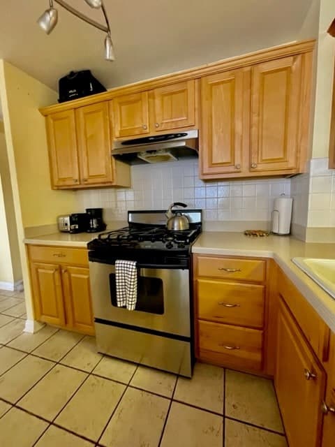 Condo in Honolulu · ★4.7 · 2 bedrooms · 2 beds · 2 private baths - Photo 5