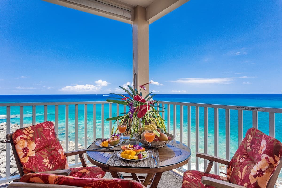 Direct oceanfront condo with AC @ Sea Village - Photo 1