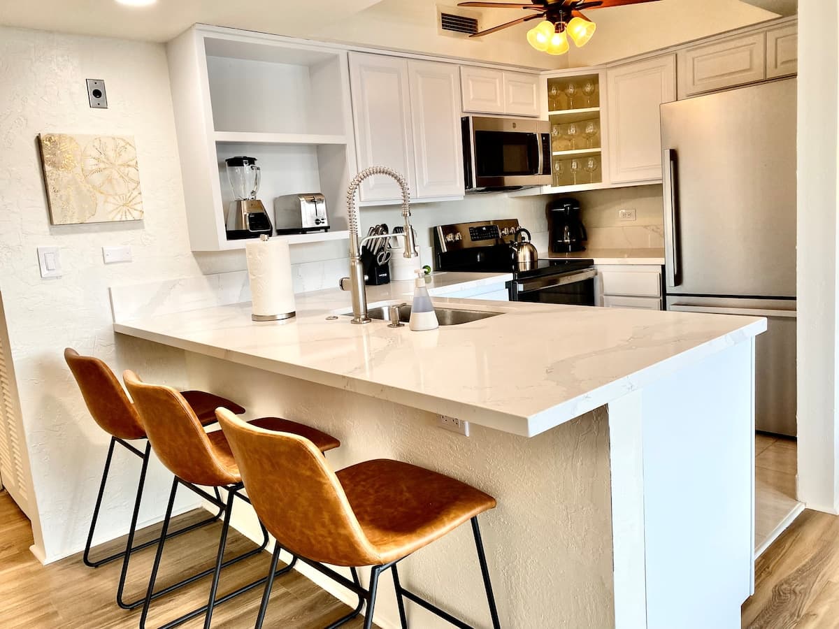 Condo in Kailua-Kona · ★4.96 · 1 bedroom · 2 beds · 1 bath - Photo 4