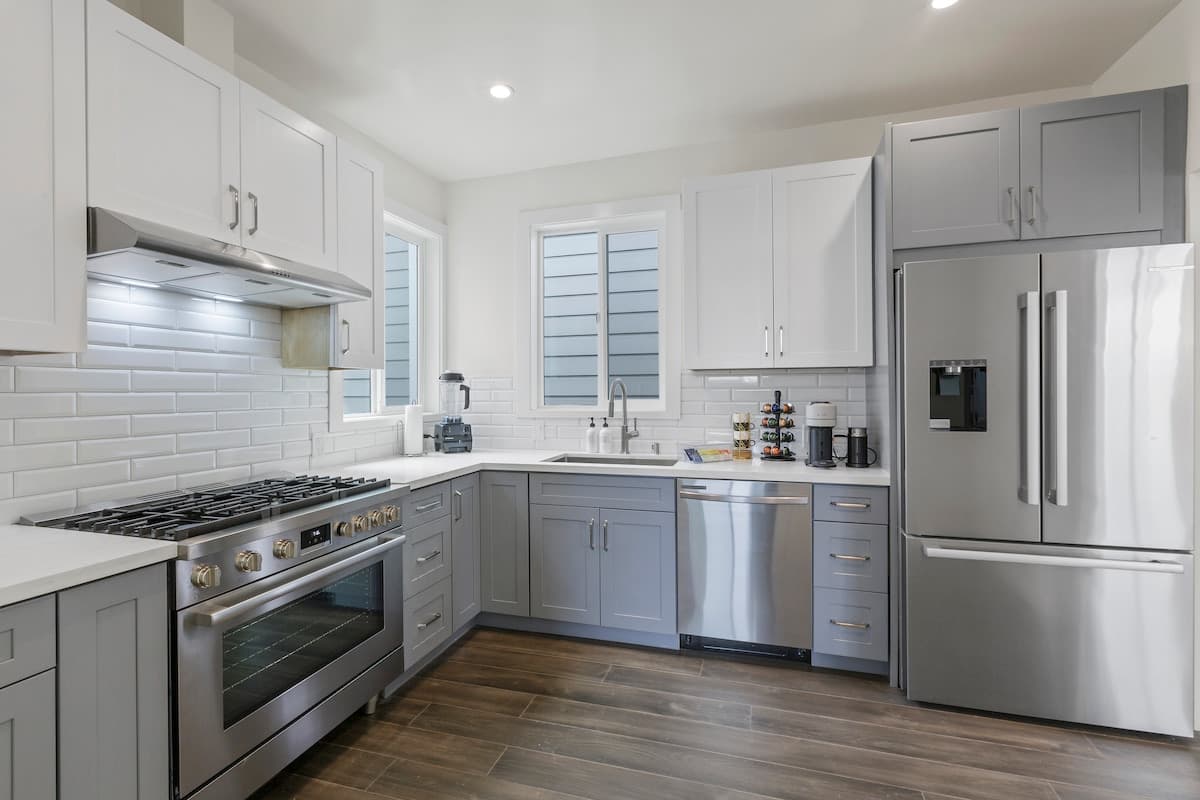 Modern 3BR with Private Deck & Fireplace - Photo 4