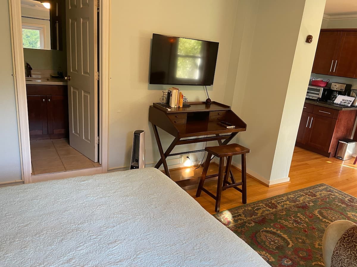 Private Bay-View Studio with Kitchenette - Photo 3