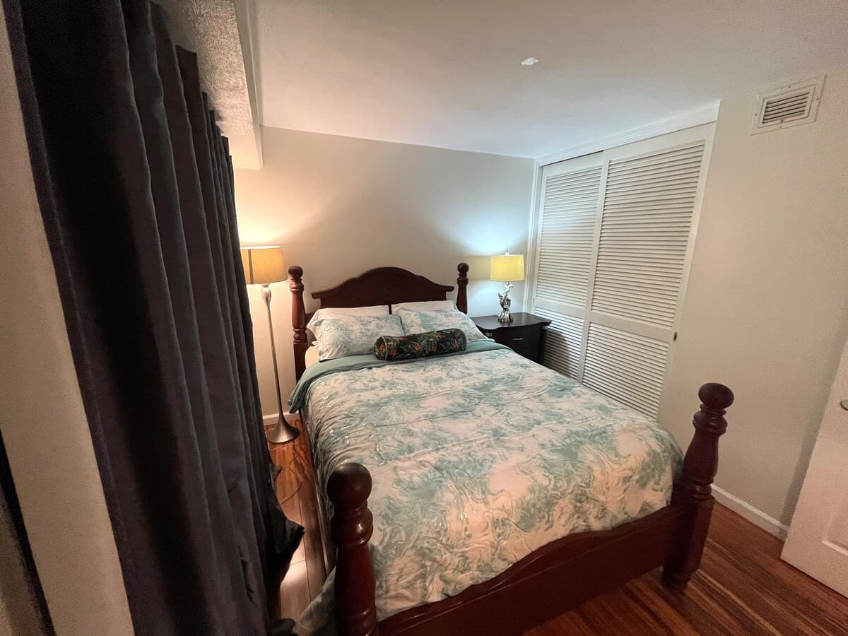 Condo in Honolulu · ★4.66 · 2 bedrooms · 4 beds · 1 private bath - Photo 5