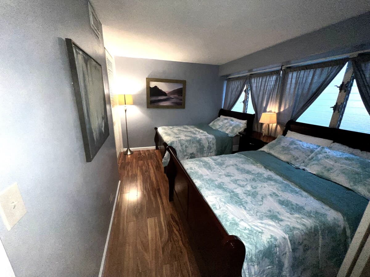 Condo in Honolulu · ★4.66 · 2 bedrooms · 4 beds · 1 private bath - Photo 4