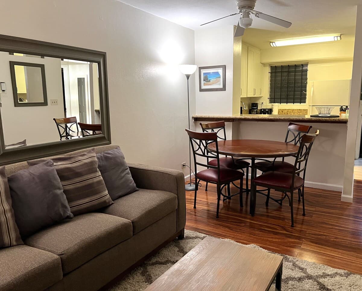 Condo in Honolulu · ★4.66 · 2 bedrooms · 4 beds · 1 private bath - Photo 3