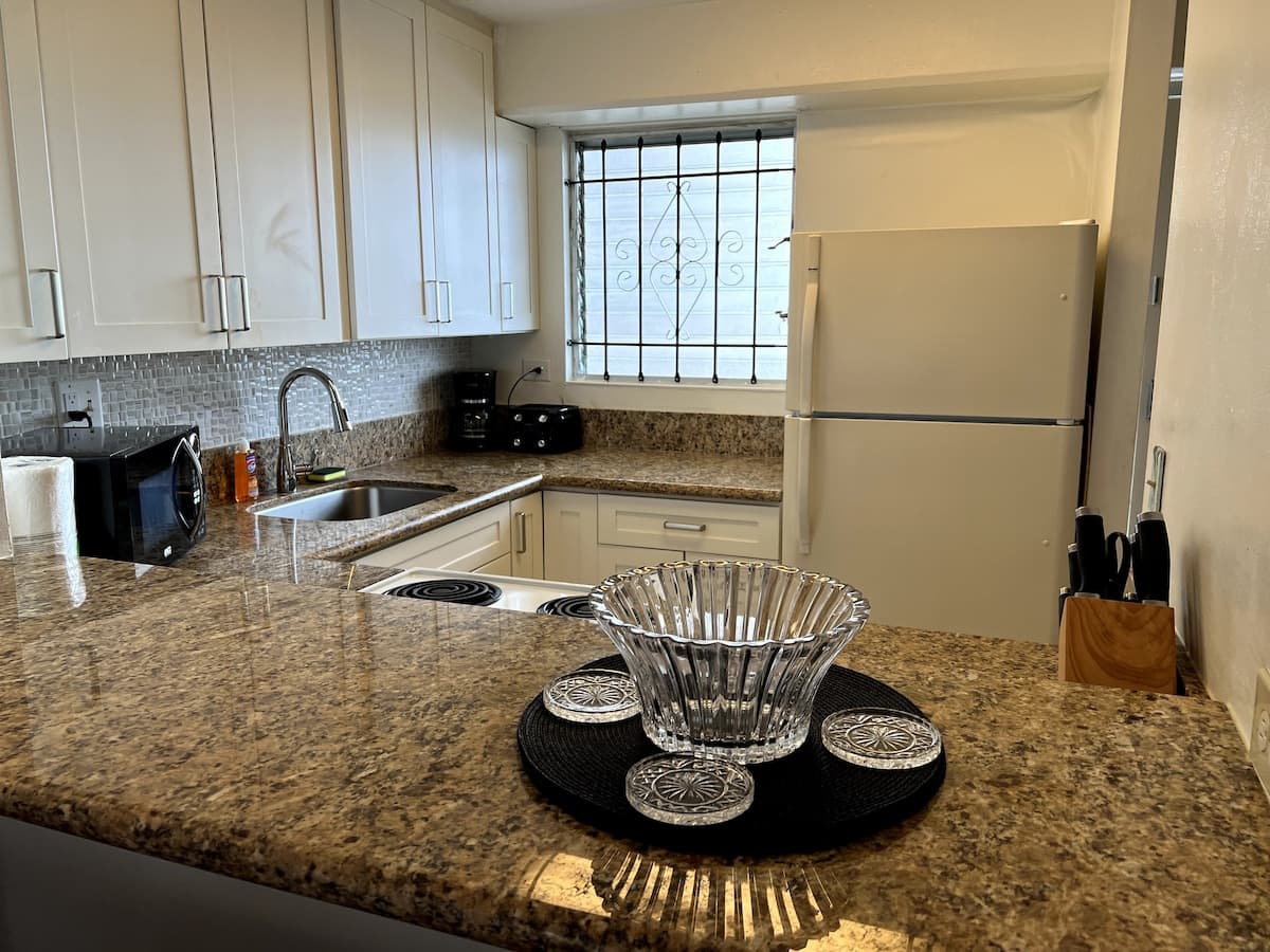 Condo in Honolulu · ★4.66 · 2 bedrooms · 4 beds · 1 private bath - Photo 2