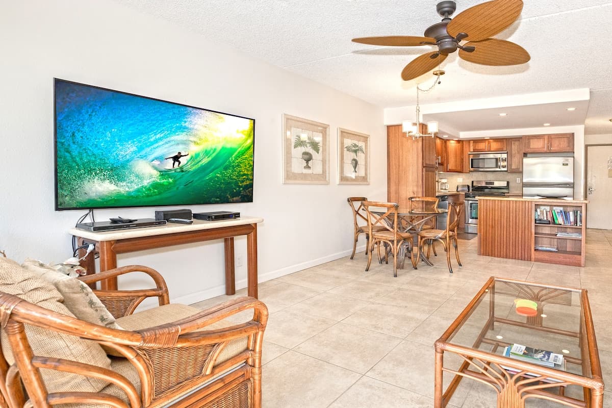 Condo in Kihei · ★4.71 · 1 bedroom · 2 beds · 1 private bath - Photo 2