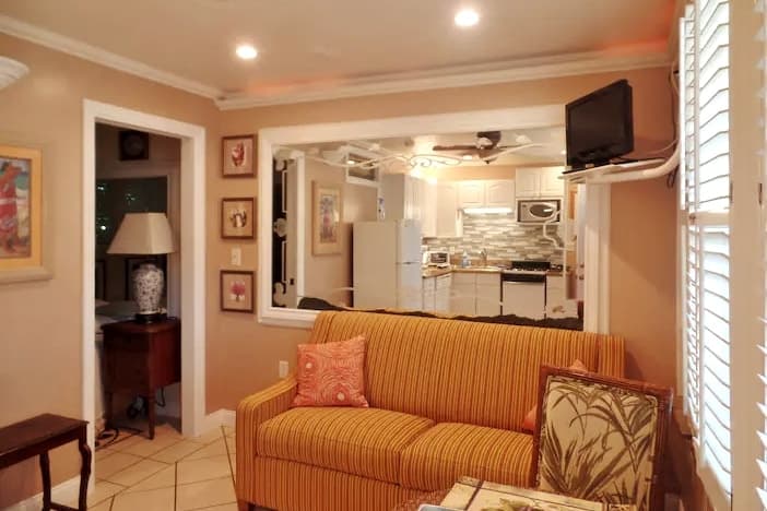 Artistic 1 bedroom - quick walk to the beach - Photo 1