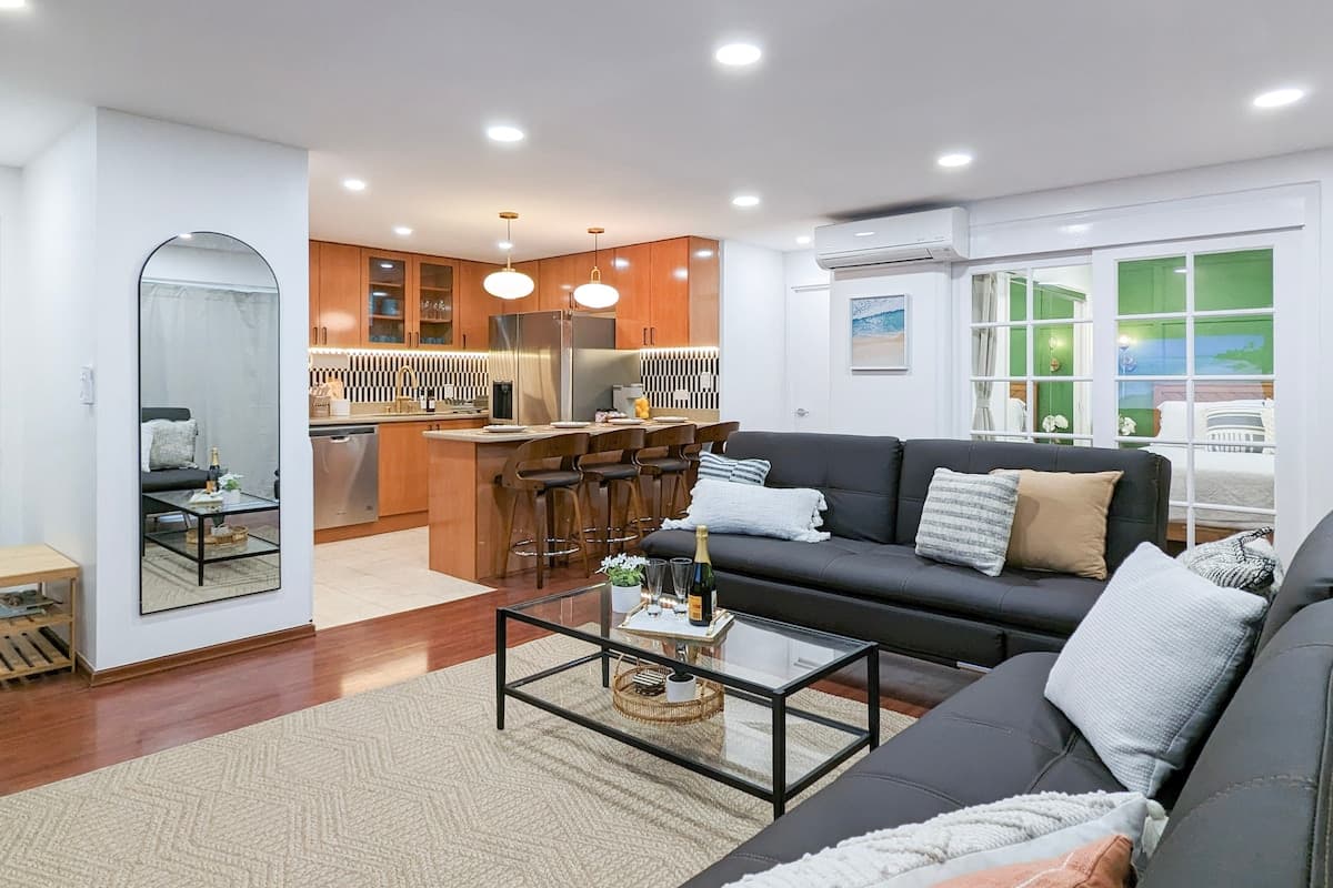 Condo in Honolulu · ★4.93 · 2 bedrooms · 5 beds · 2 private baths - Photo 5