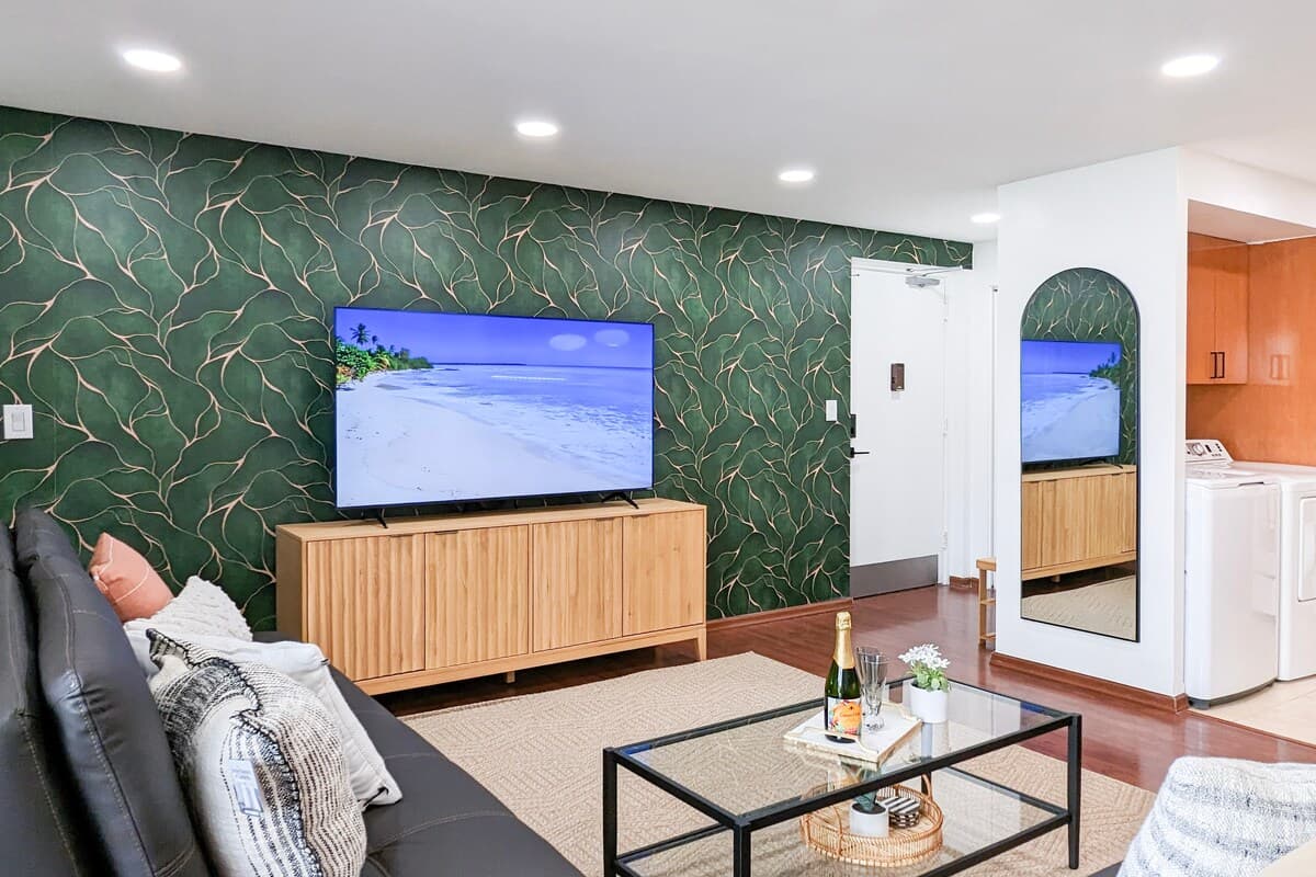 Condo in Honolulu · ★4.93 · 2 bedrooms · 5 beds · 2 private baths - Photo 4