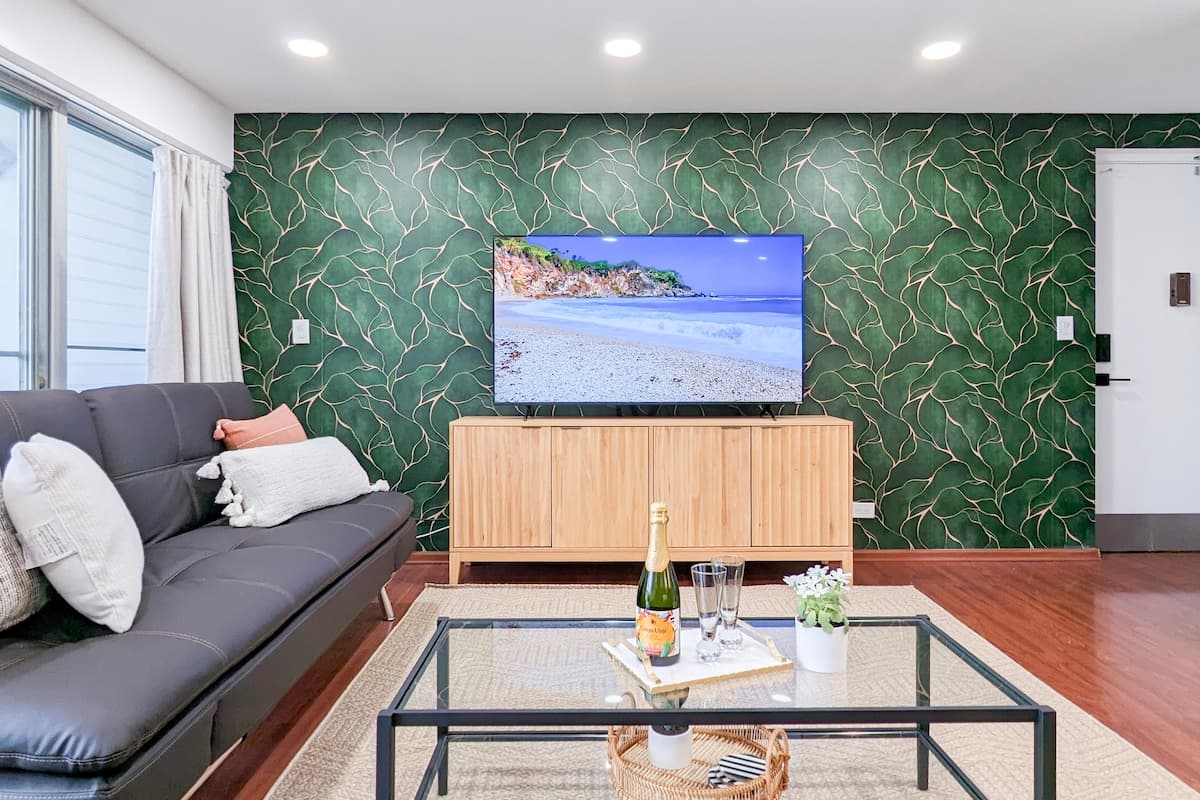 Condo in Honolulu · ★4.93 · 2 bedrooms · 5 beds · 2 private baths - Photo 3
