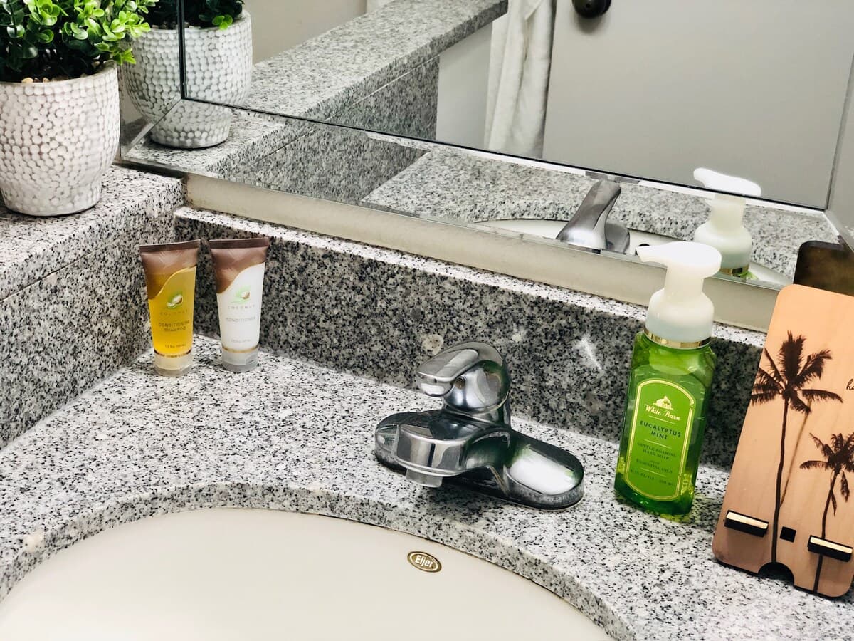 Condo in Honolulu · ★4.63 · Studio · 1 bed · 1 shared bath - Photo 2