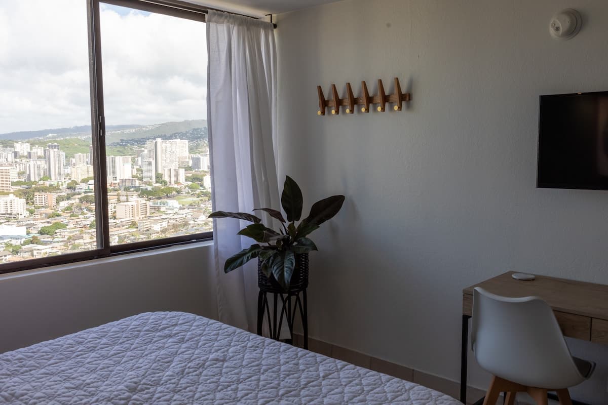 Condo in Honolulu · ★4.81 · 1 bedroom · 1 bed · 1 private bath - Photo 2