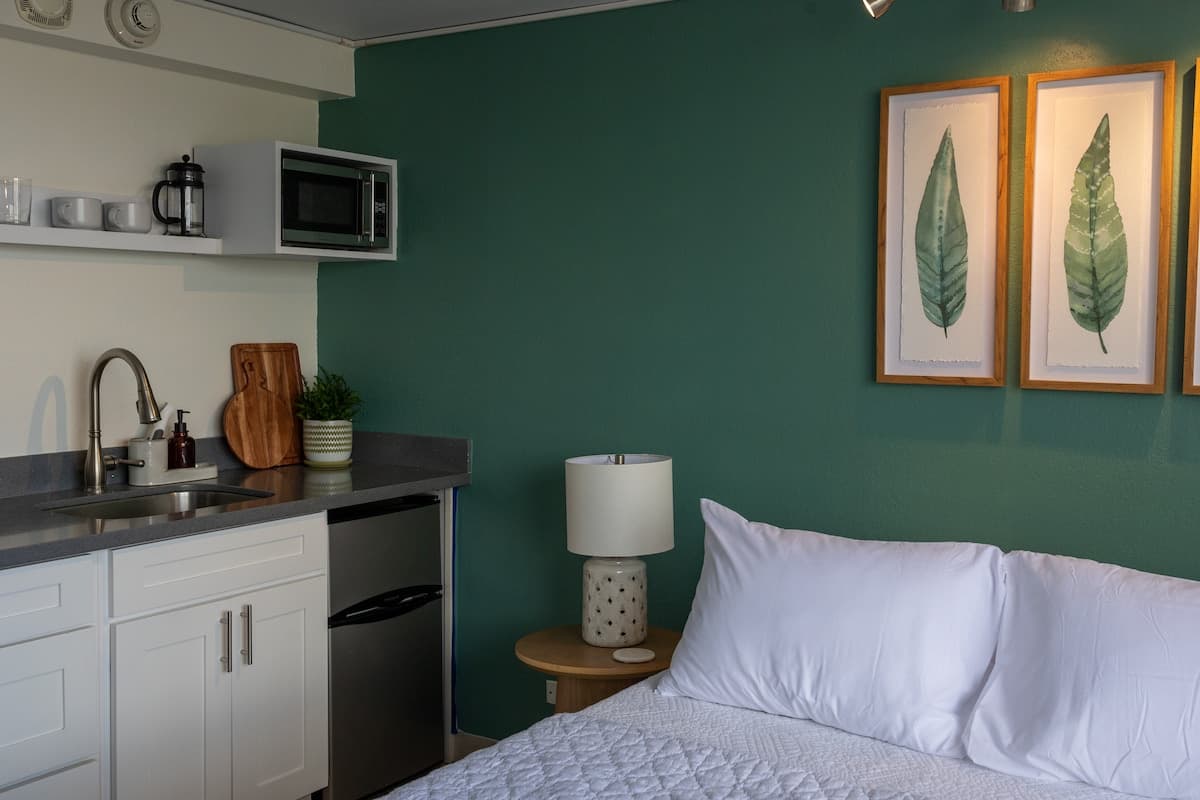 Condo in Honolulu · ★4.81 · 1 bedroom · 1 bed · 1 private bath - Photo 1