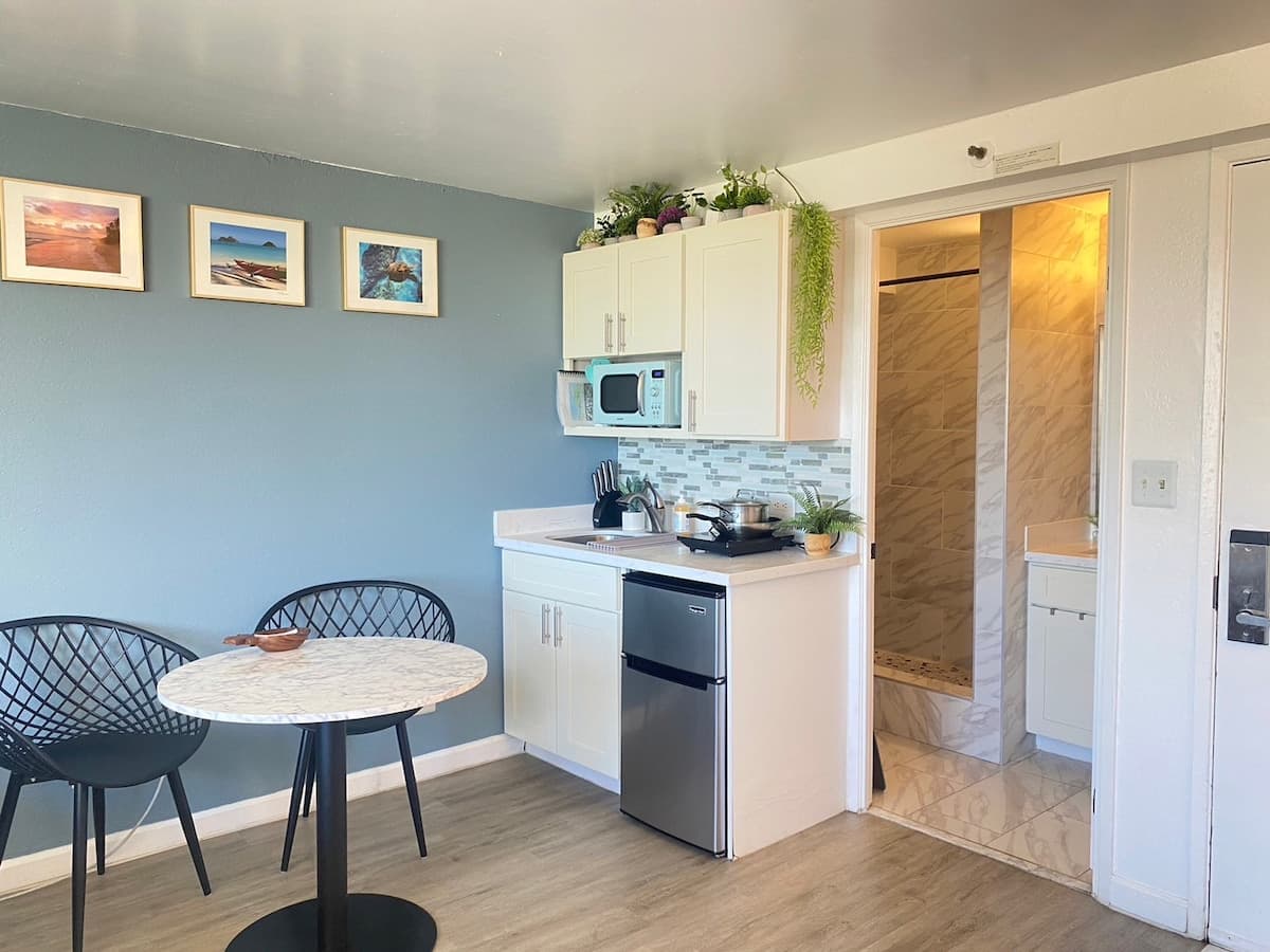 Condo in Honolulu · ★4.62 · Studio · 2 beds · 1 private bath - Photo 2