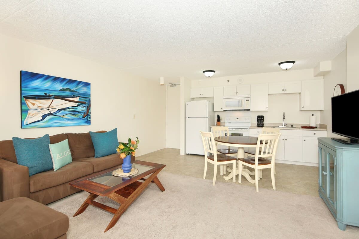 Condo in Honolulu · ★4.79 · 1 bedroom · 2 beds · 1 private bath - Photo 4