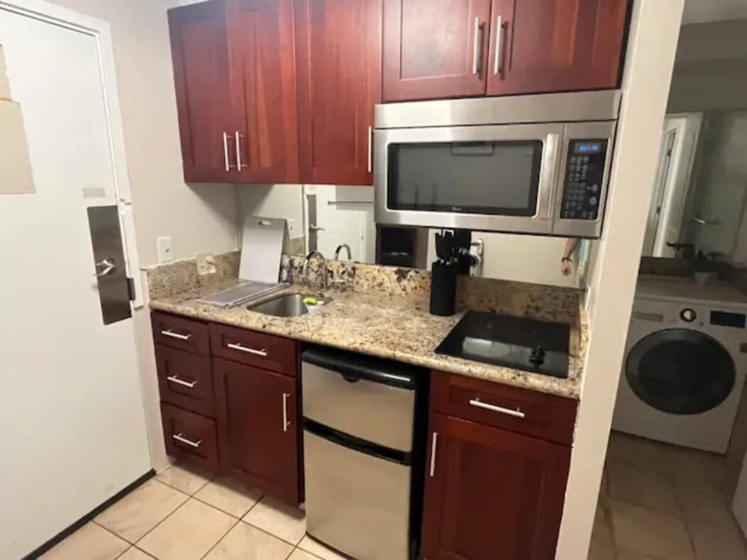 Condo in Honolulu · ★4.77 · 1 bedroom · 2 beds · 1 private bath - Photo 5