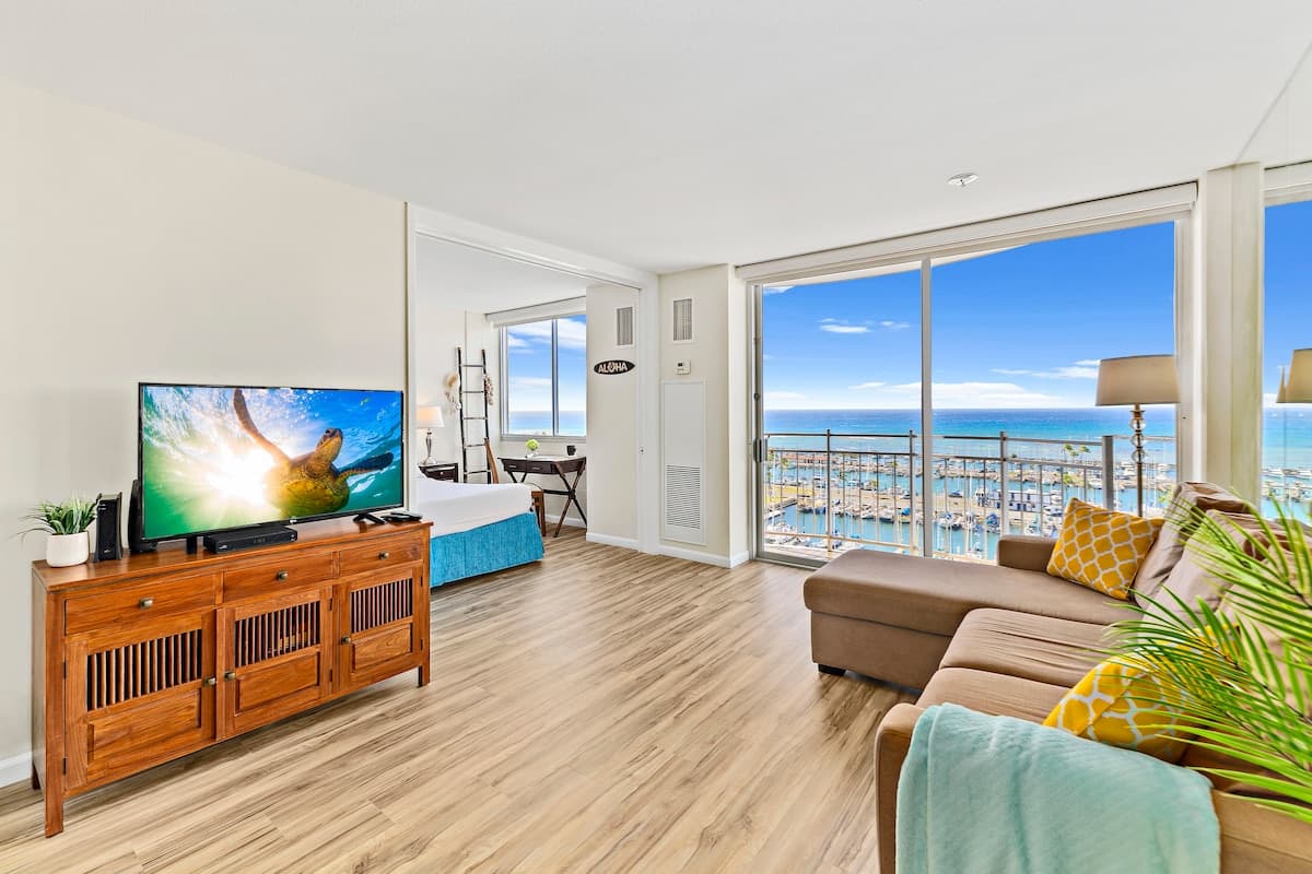 Condo in Honolulu · ★4.9 · 1 bedroom · 2 beds · 1 private bath - Photo 1