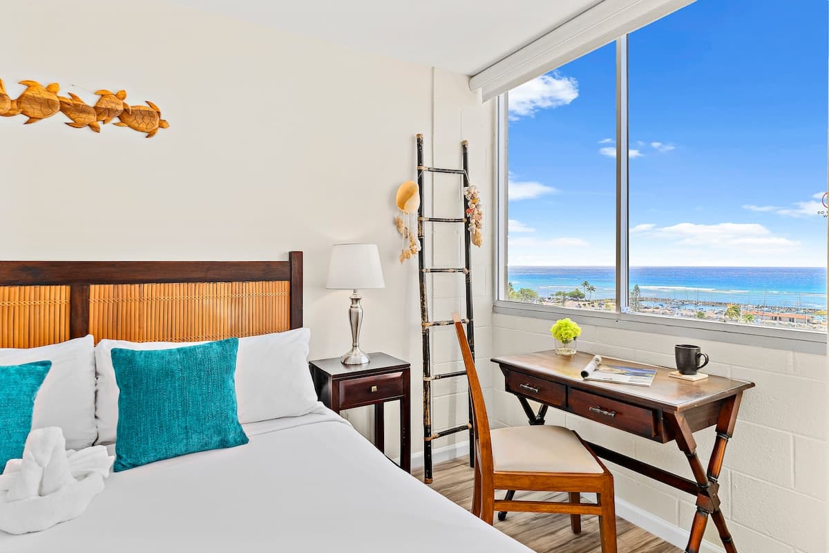 Condo in Honolulu · ★4.9 · 1 bedroom · 2 beds · 1 private bath - Photo 2