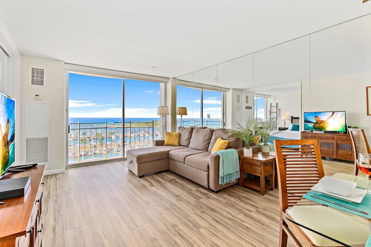 Condo in Honolulu · ★4.9 · 1 bedroom · 2 beds · 1 private bath - Photo 3