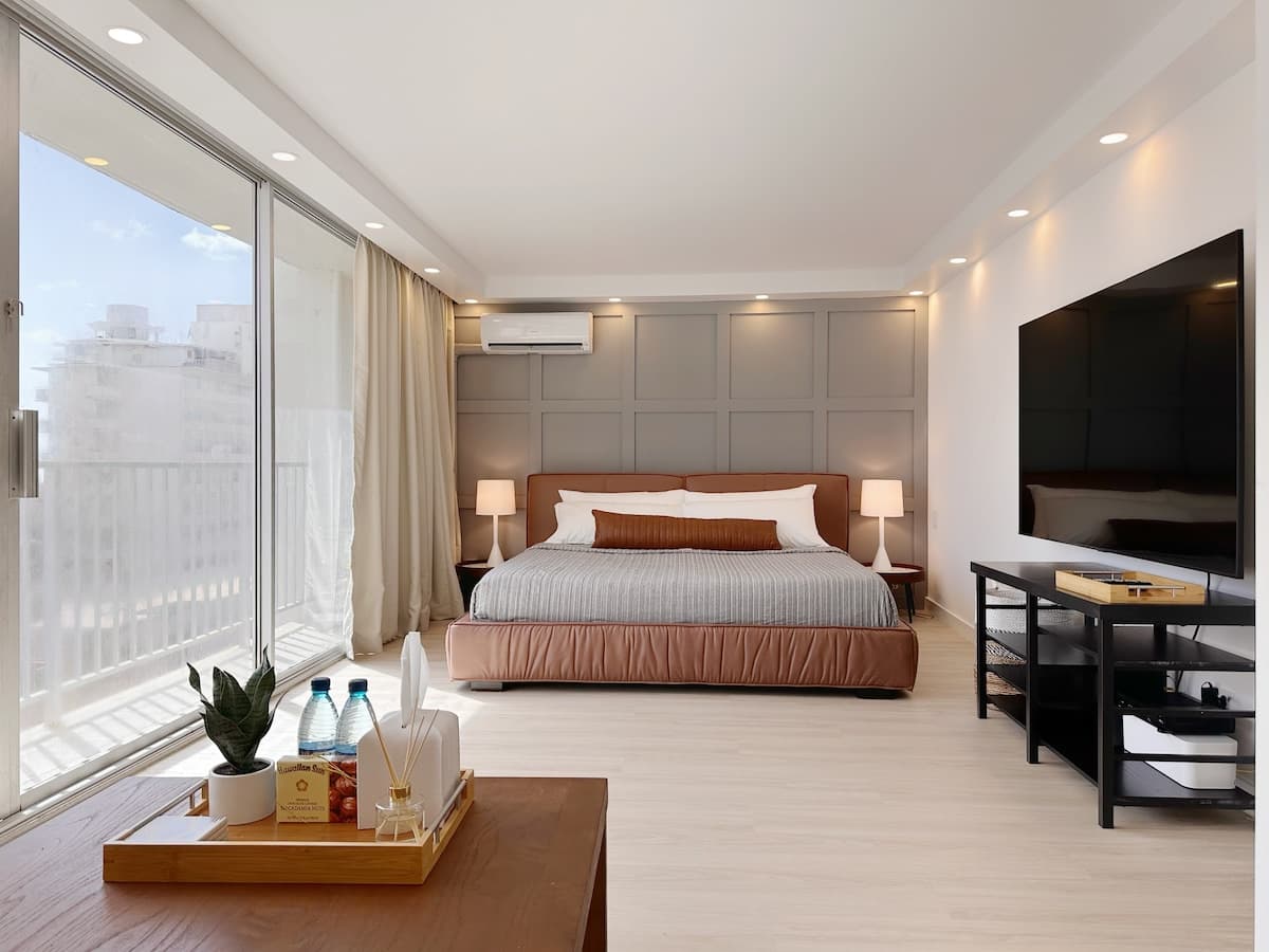 Walk to the beach!-Cozy Renovated Waikiki Studio~ - Photo 1