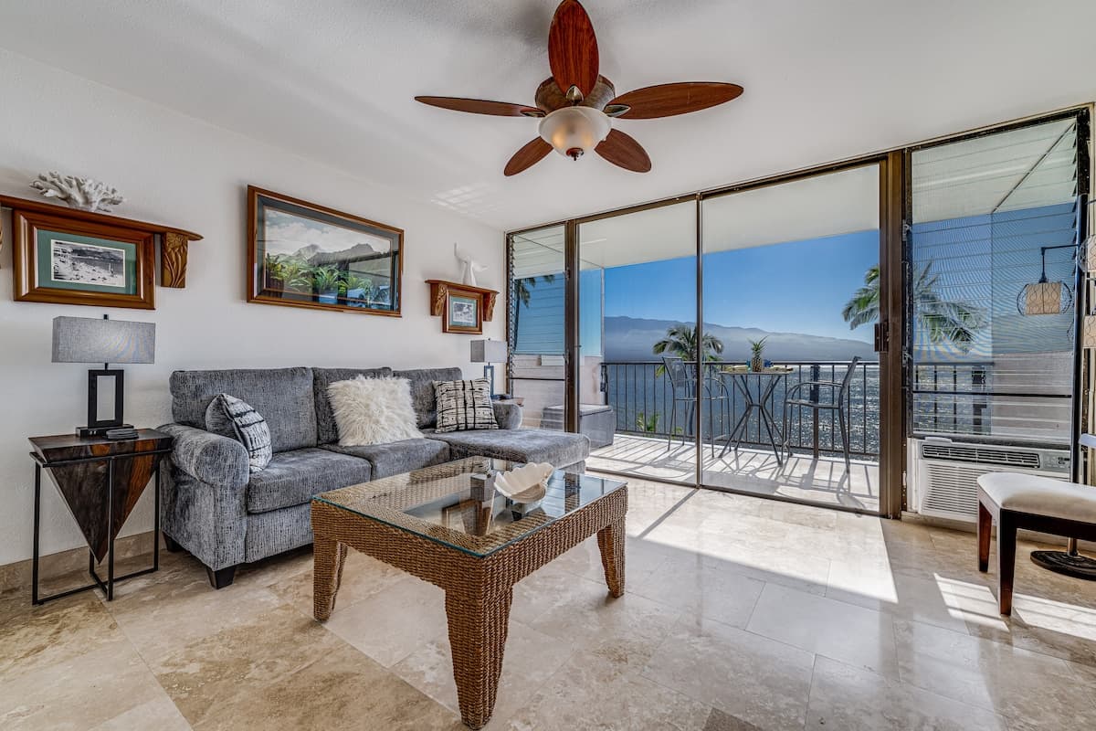 Condo in Wailuku · ★4.96 · 1 bedroom · 1 bed · 1 bath - Photo 2