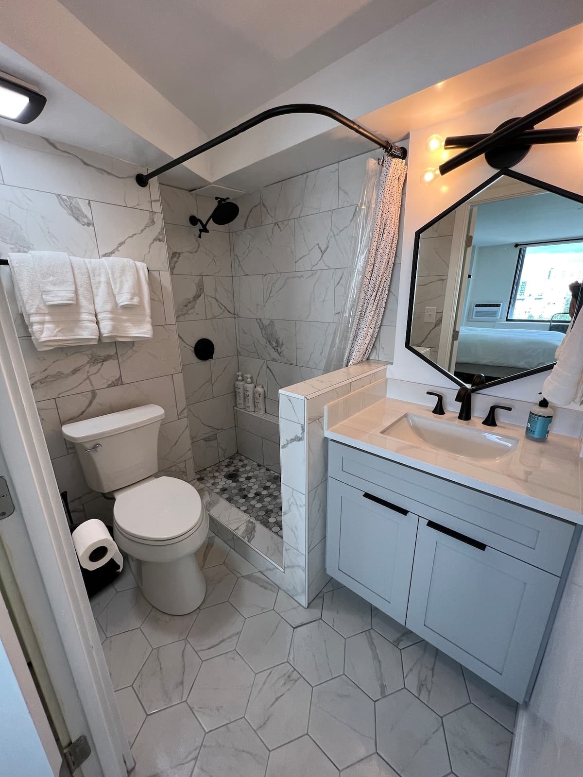 Condo in Honolulu · ★4.81 · Studio · 1 bed · 1 private bath - Photo 1