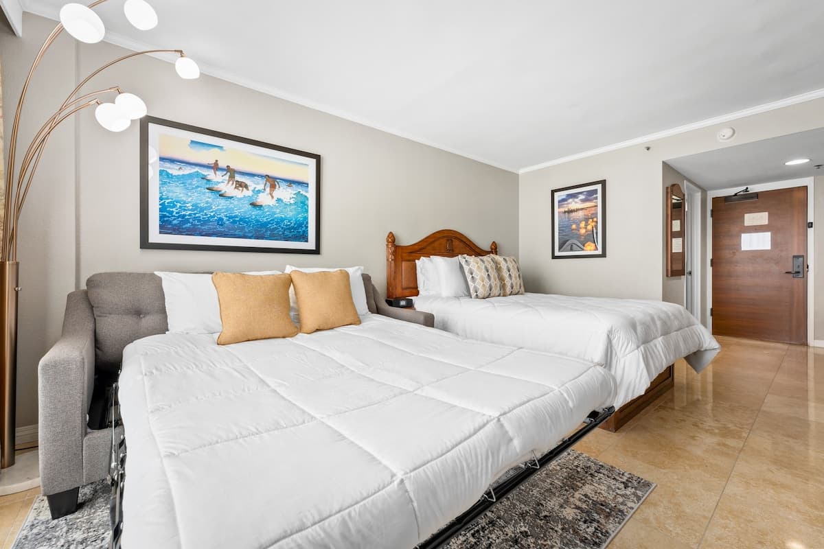 Spacious Waikiki Retreat w/ Kitchen*Easy Comforts - Photo 5