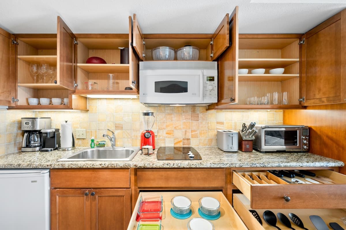 Spacious Waikiki Retreat w/ Kitchen*Easy Comforts - Photo 4