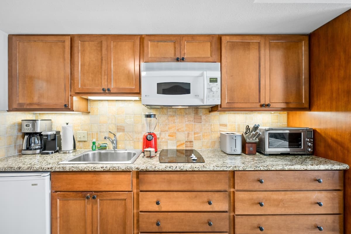 Spacious Waikiki Retreat w/ Kitchen*Easy Comforts - Photo 3
