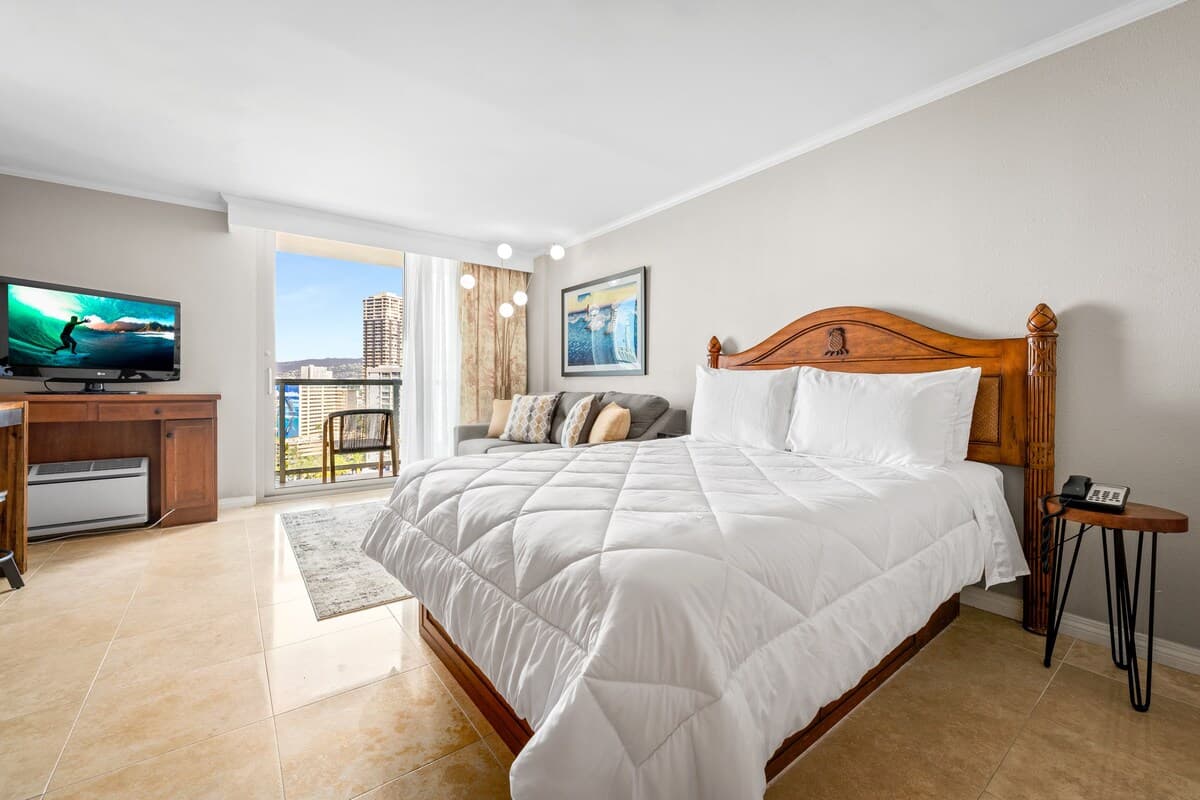 Spacious Waikiki Retreat w/ Kitchen*Easy Comforts - Photo 2