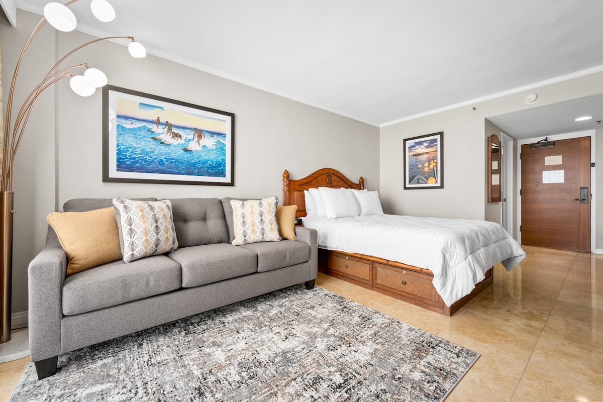 Spacious Waikiki Retreat w/ Kitchen*Easy Comforts - Photo 1