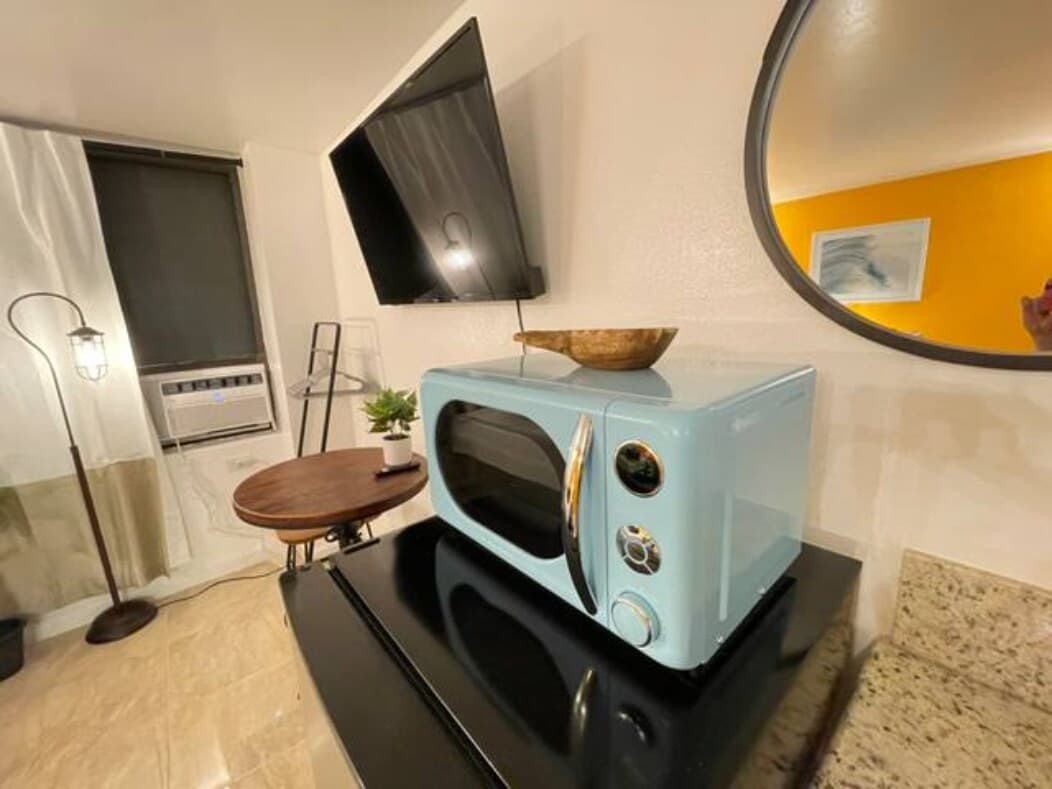 Condo in Honolulu · ★4.38 · Studio · 2 beds · 1 private bath - Photo 2