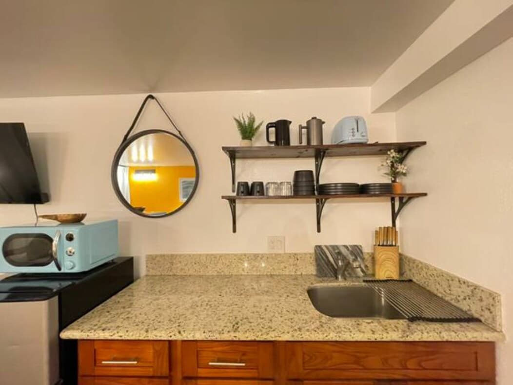 Condo in Honolulu · ★4.38 · Studio · 2 beds · 1 private bath - Photo 3