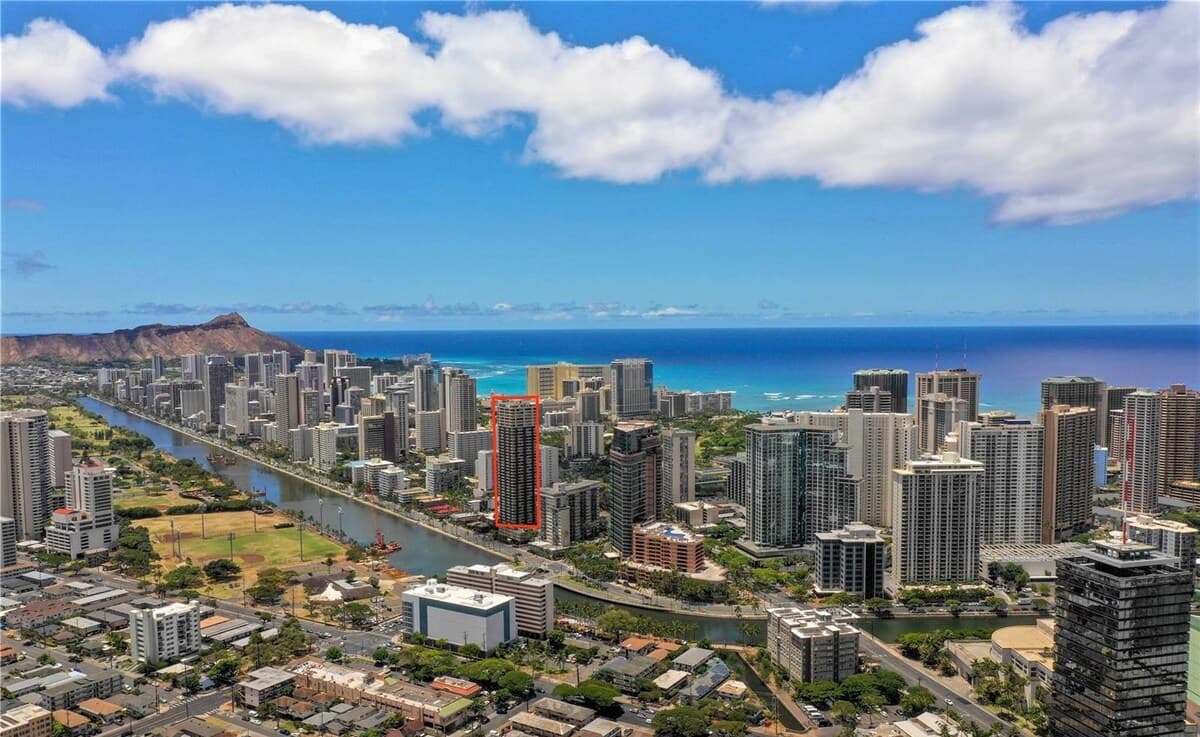 Condo in Honolulu · ★4.73 · Studio · 1 bed · 1 private bath - Photo 5