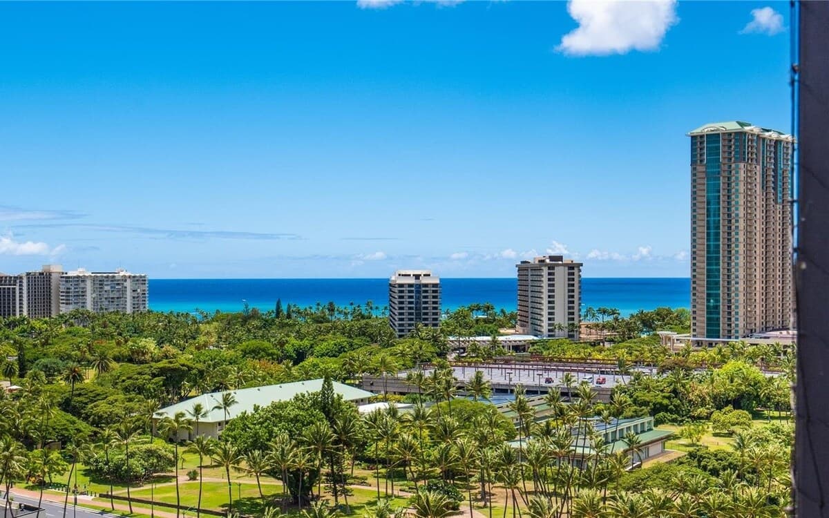 Condo in Honolulu · ★4.73 · Studio · 1 bed · 1 private bath - Photo 4