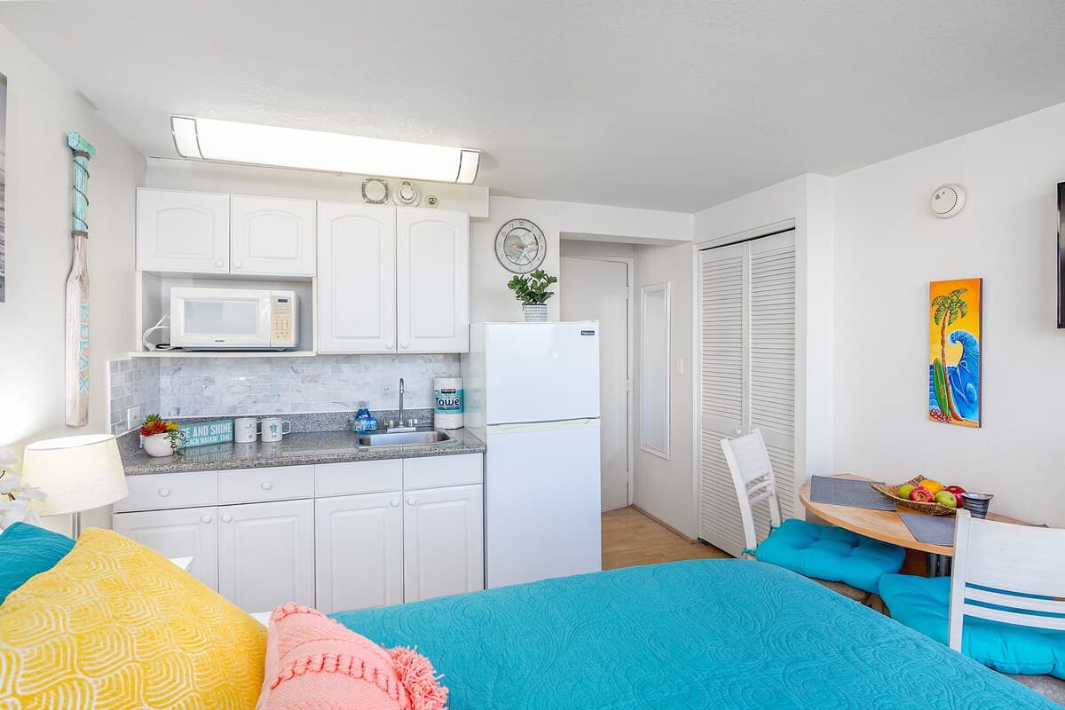 Condo in Honolulu · ★4.73 · Studio · 1 bed · 1 private bath - Photo 2
