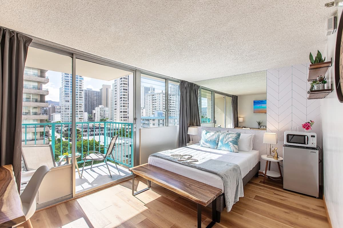 Charming Studio Heart of Waikiki - Photo 1