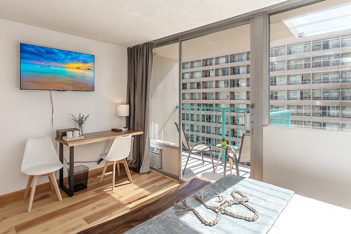 Charming Studio Heart of Waikiki - Photo 3