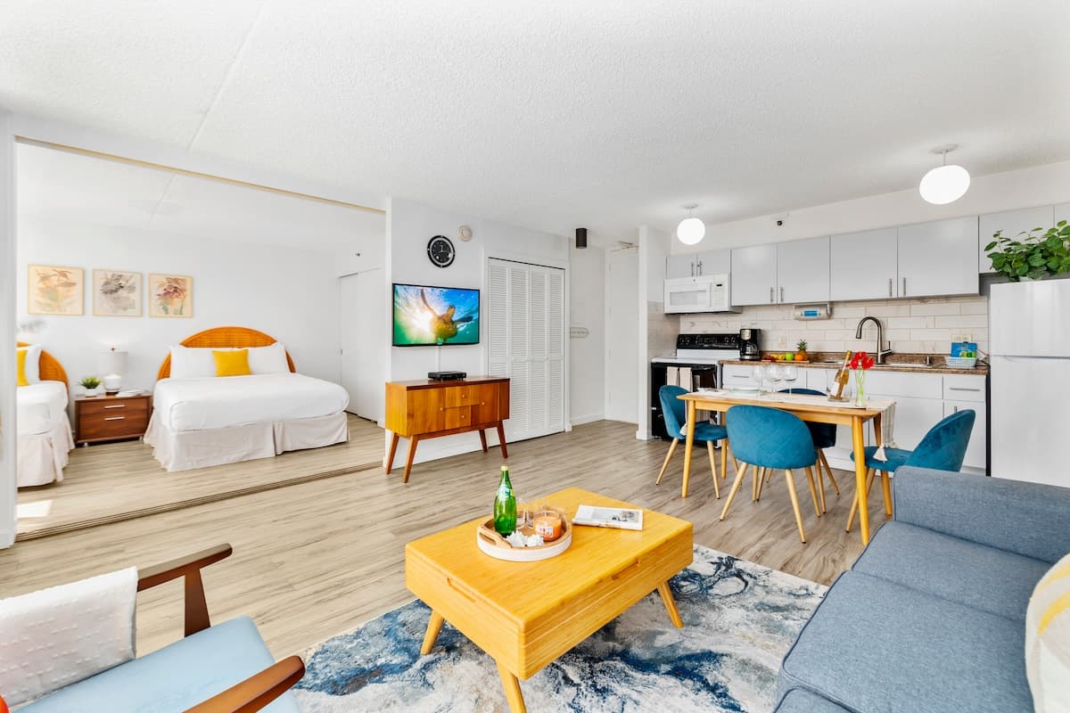 Airy condo w/ balcony near Waikiki Beach - Photo 5