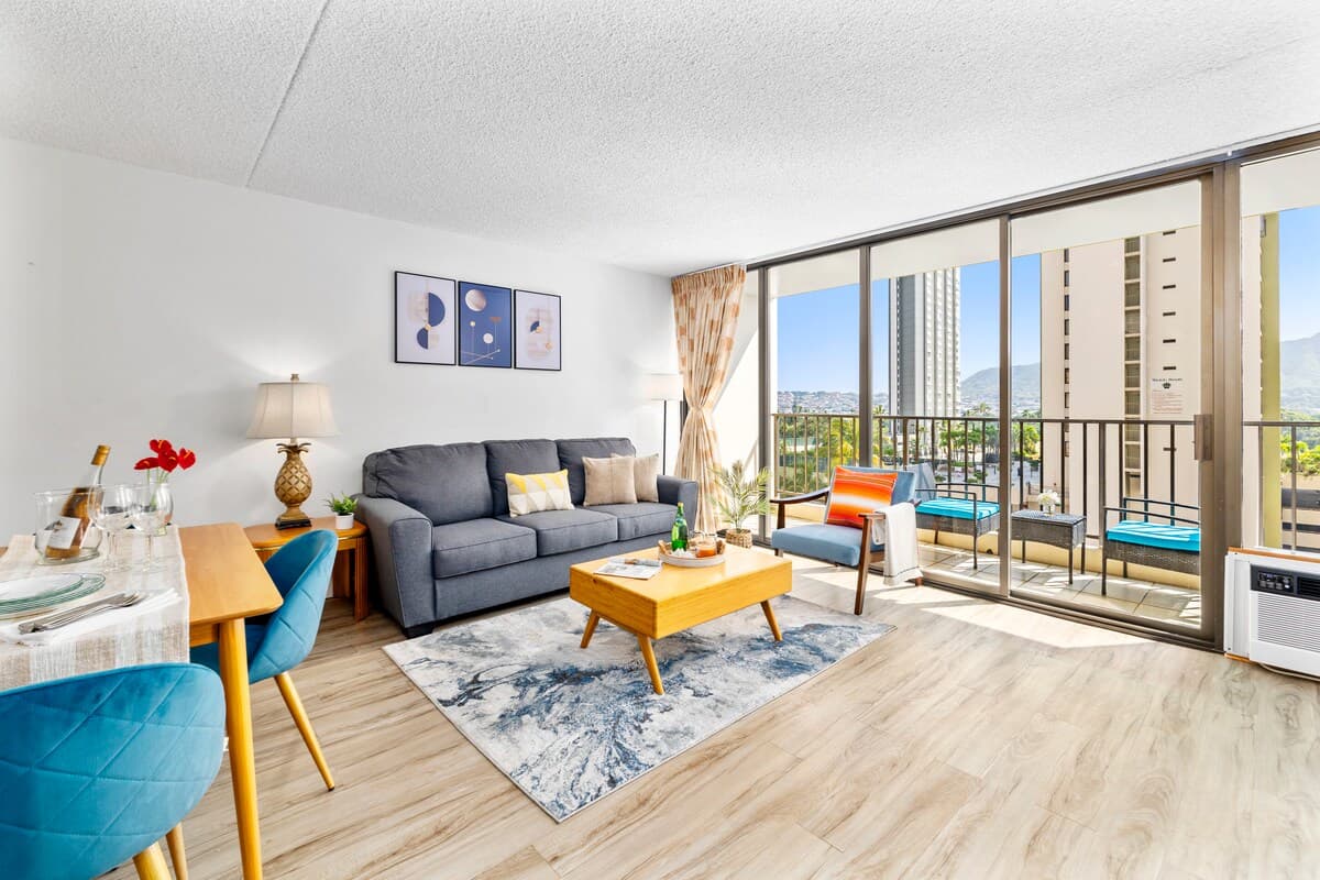 Airy condo w/ balcony near Waikiki Beach - Photo 3