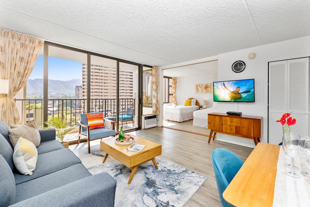 Airy condo w/ balcony near Waikiki Beach - Photo 2